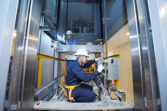Kỹ thuật viên thực hiện các bước bảo trì thang máy tại Hà Nội
