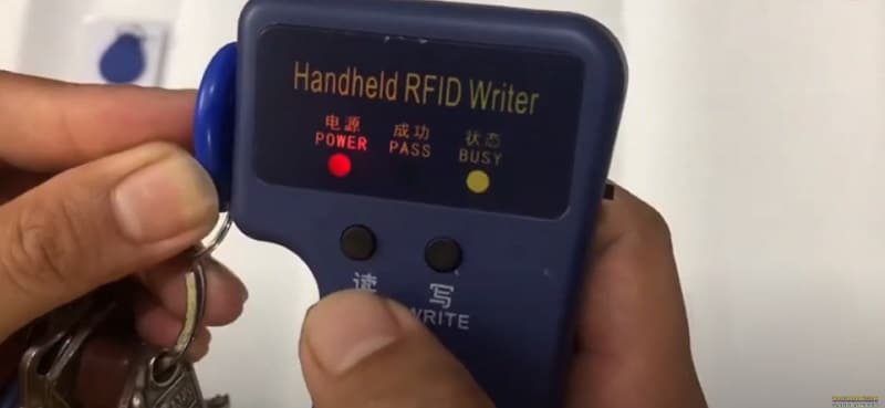 Dùng máy RFDI để sao chép thẻ từ